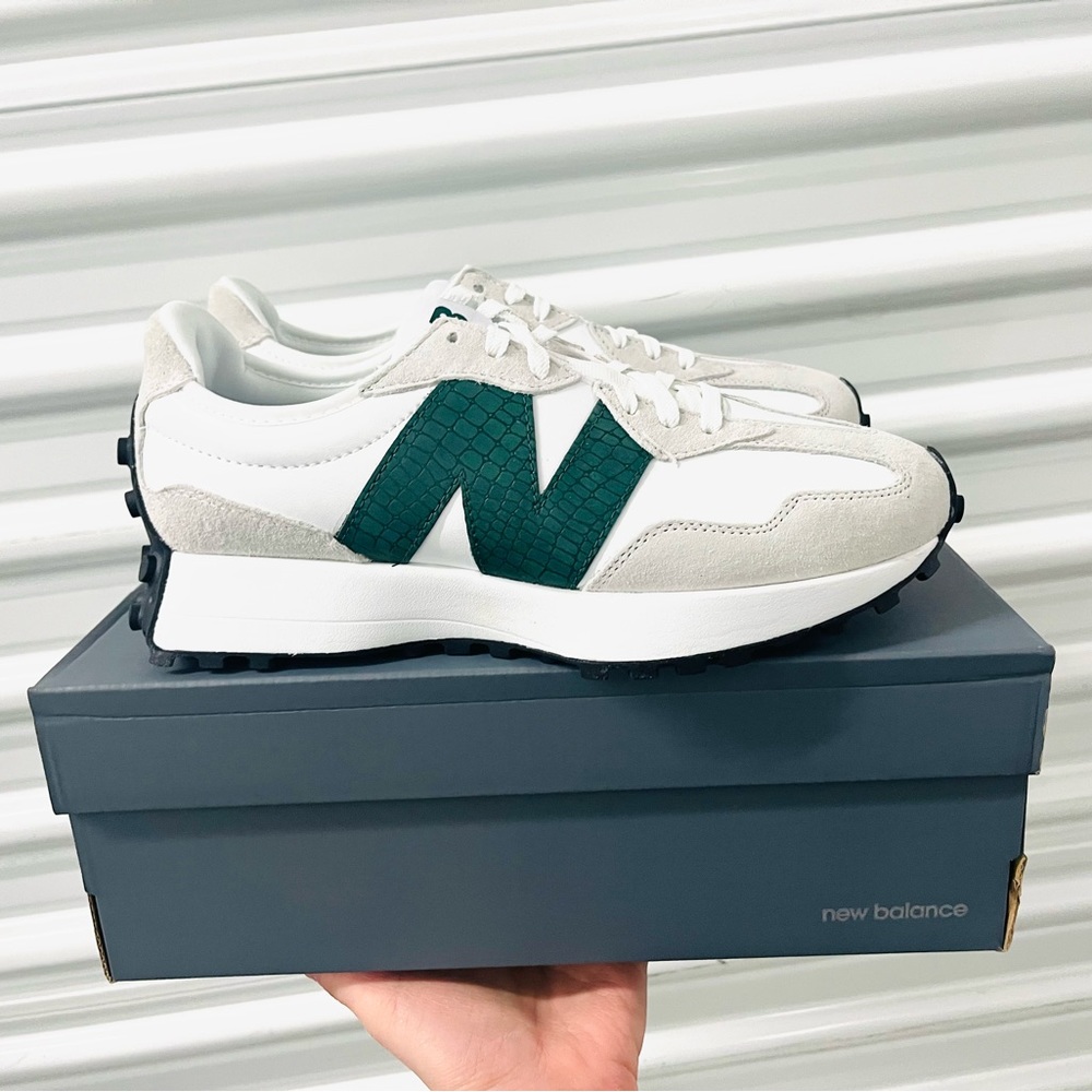 New Balance 327 Casual Sneakers Shoes White Leather Green Logo size 9.5 - Picture 2 of 4